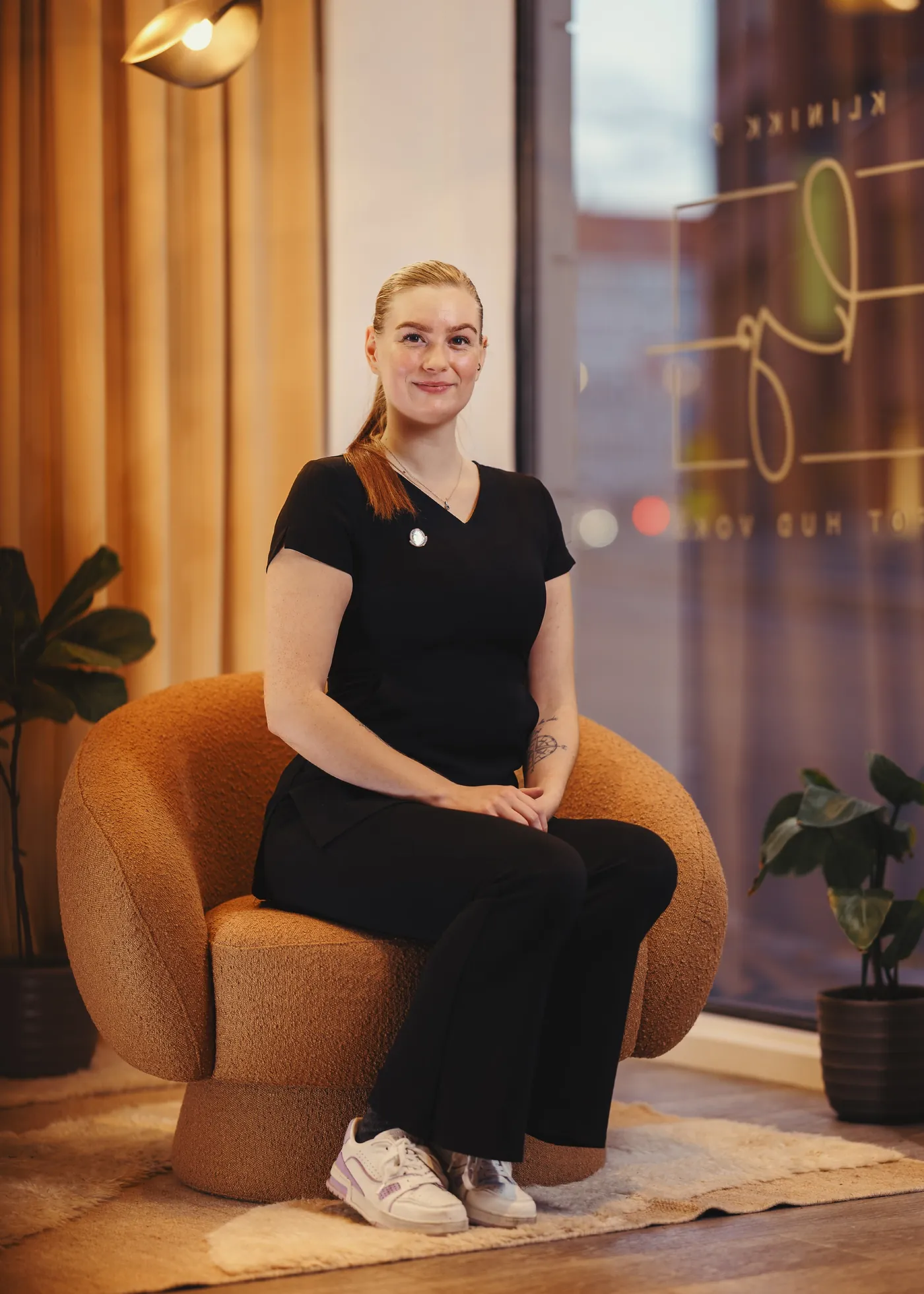 Terapeut i loungeomr&aring;det hos Klinikk P